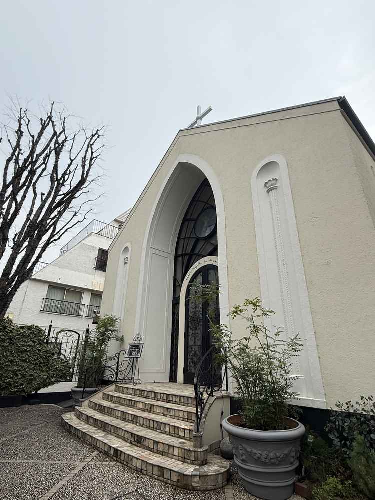 チャペルの外観です。小さな独立教会です。夏は緑もあり。横にスロープがあり車椅子でも大丈夫でした。