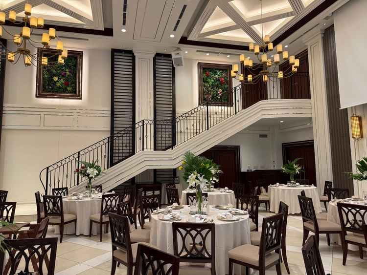 披露宴の会場です。階段があって、2階から登場できるのもよさそうです。