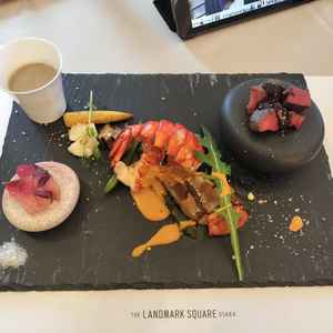 試食でカルパッチョ、スープ、オマール海老、和牛フィレ