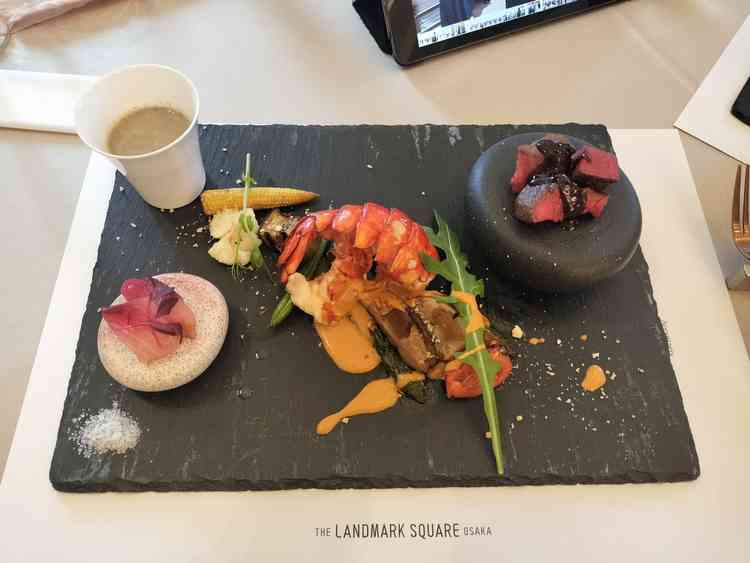 試食でカルパッチョ、スープ、オマール海老、和牛フィレ