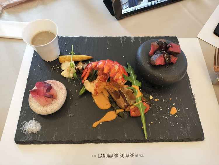 試食でカルパッチョ、スープ、オマール海老、和牛フィレ