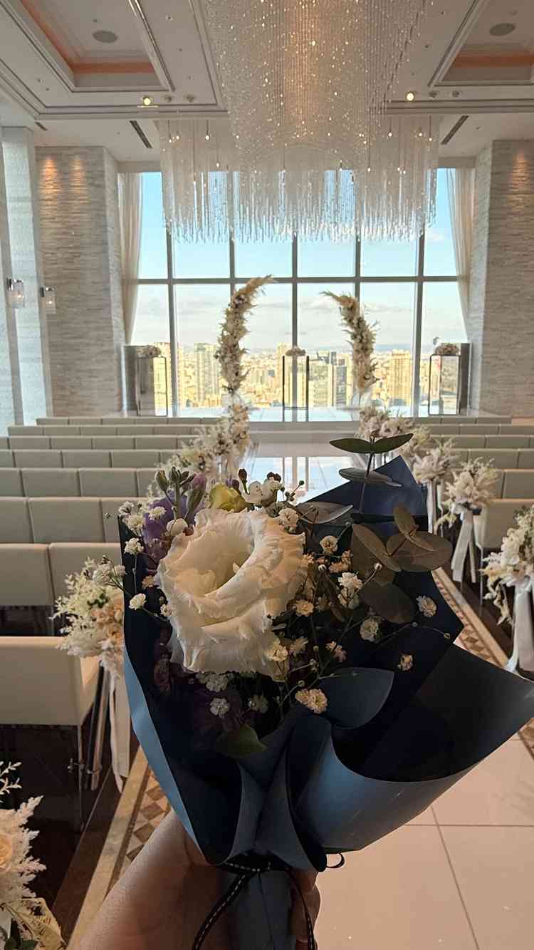 挙式入場体験の前に花束をいただいた。こんな素敵な対応をしてもらえたのは、初めての会場であった。嬉しい