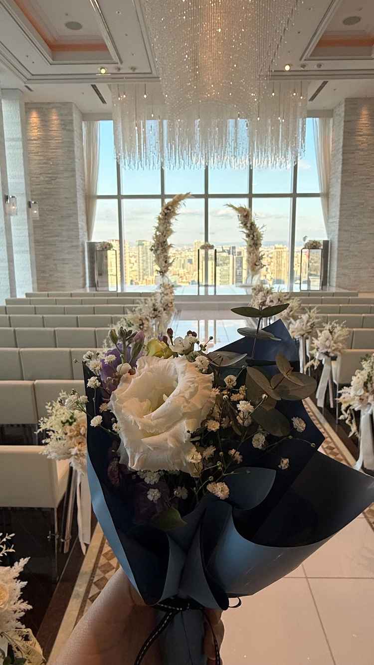 挙式入場体験の前に花束をいただいた。こんな素敵な対応をしてもらえたのは、初めての会場であった。嬉しい