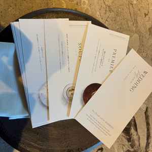 お品書きはカードになっていて、写真もついています。