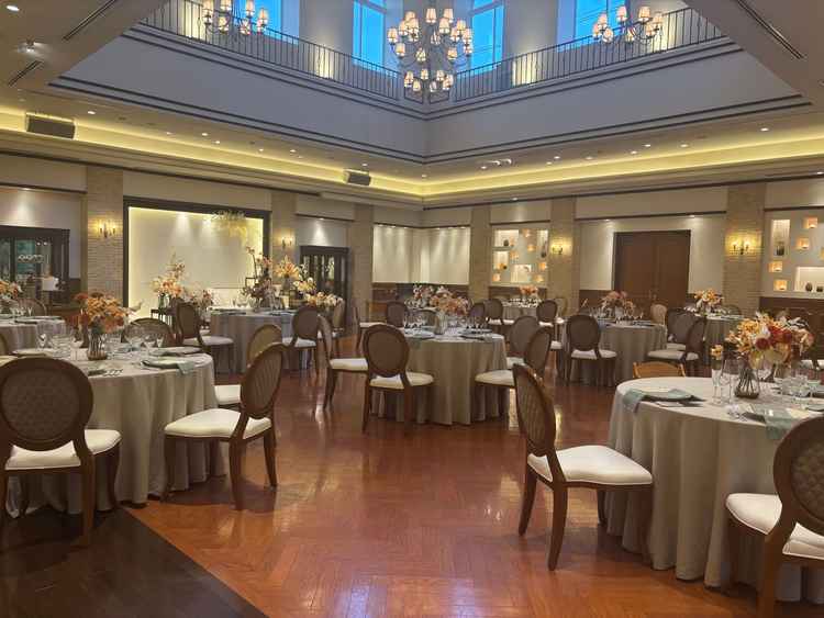 披露宴会場。落ち着いた雰囲気で高級感がありました。