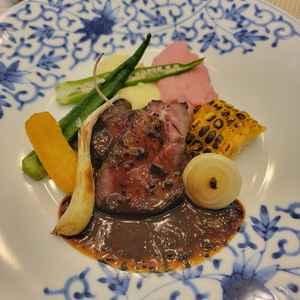 洋食のメインのお肉です。和とフレンチが選べるらしくて、招待される方は喜ばれると思いました。