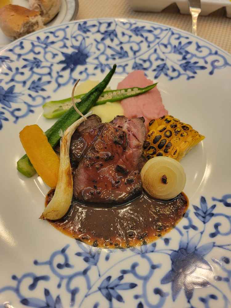 洋食のメインのお肉です。和とフレンチが選べるらしくて、招待される方は喜ばれると思いました。