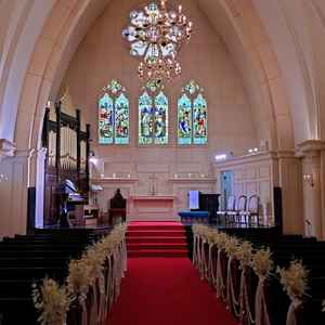 高さ12m, 長さ22mのチャペル。19世紀のアイルランドの教会から床も含めて移設された本格仕様。