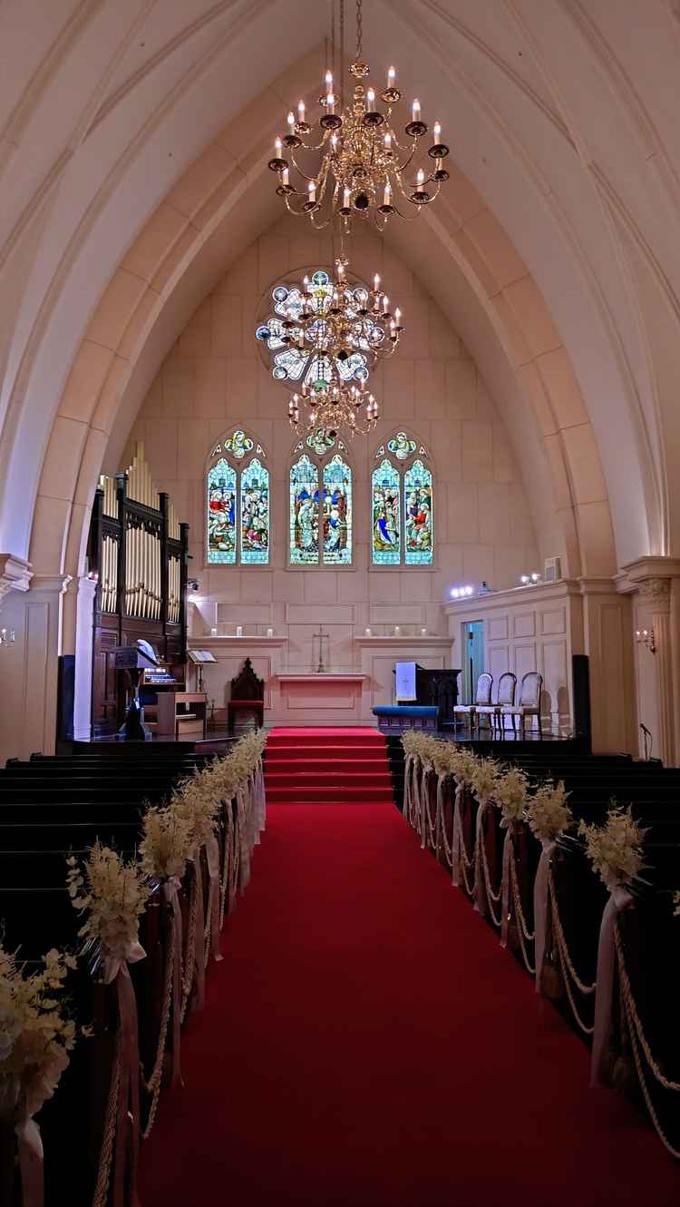 高さ12m, 長さ22mのチャペル。19世紀のアイルランドの教会から床も含めて移設された本格仕様。