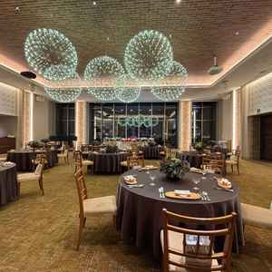 6つある披露宴会場のうちの1つ。高砂は逆光にならないように女優ライトが用意されている。