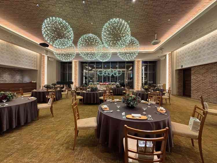 6つある披露宴会場のうちの1つ。高砂は逆光にならないように女優ライトが用意されている。