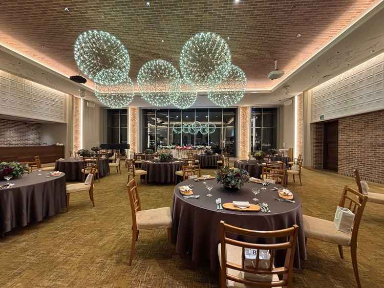 6つある披露宴会場のうちの1つ。高砂は逆光にならないように女優ライトが用意されている。