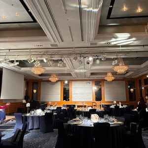 テーブルと椅子を絨毯と同じネイビーに揃えることで白の花やドレスが映えそうです。