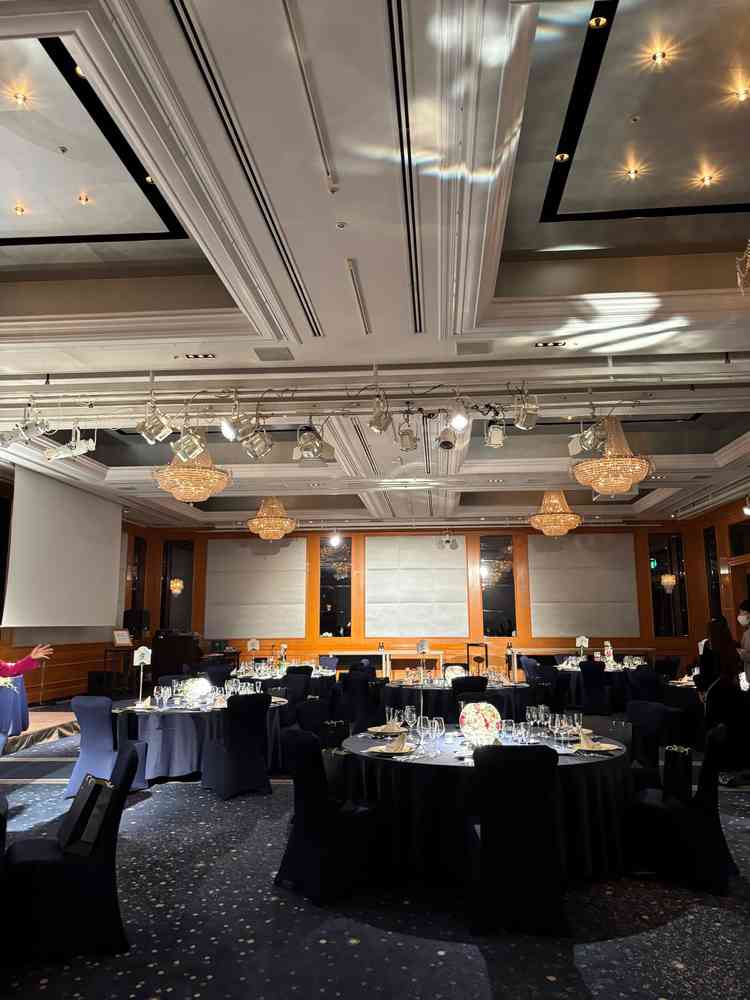 テーブルと椅子を絨毯と同じネイビーに揃えることで白の花やドレスが映えそうです。