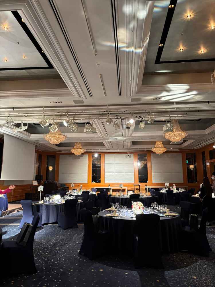 テーブルと椅子を絨毯と同じネイビーに揃えることで白の花やドレスが映えそうです。