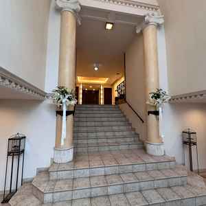 建物のドアを開けたところ