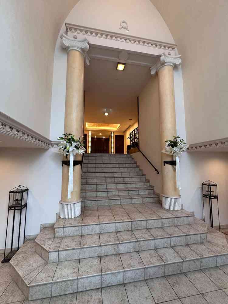 建物のドアを開けたところ