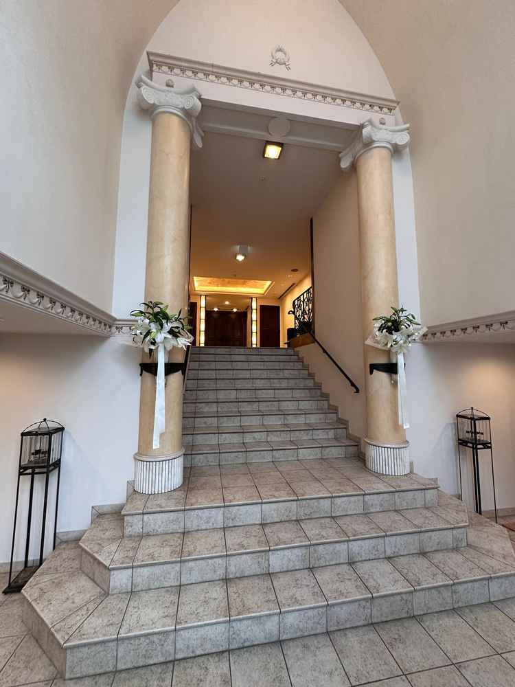 建物のドアを開けたところ