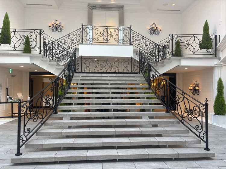 結婚式の後のフラワーシャワーの階段。うしろにはドリンクスペースもあって写真を撮る時間があるのが魅力的