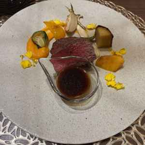 仕入先と直契約をしていて、アルモニービーフという限定のお肉を提供されています。とても美味でした。