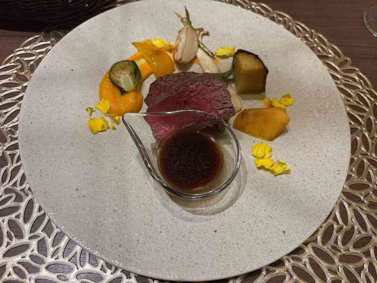 仕入先と直契約をしていて、アルモニービーフという限定のお肉を提供されています。とても美味でした。