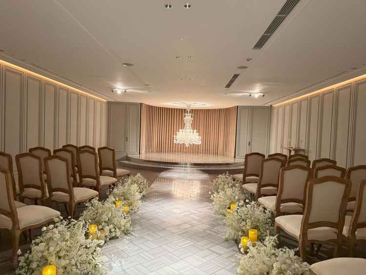 窓のない外の世界から遮断されたチャペル