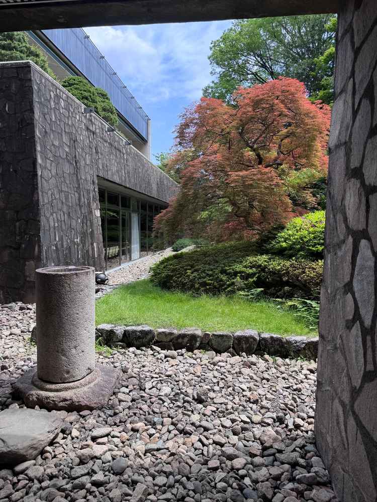 庭園の入口。選択した会場の外観