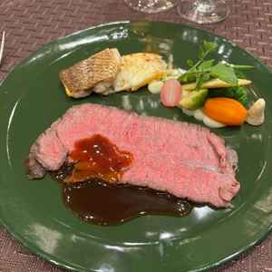 試食会。至高の4皿、というコースのメイン料理で、お肉とお魚がどちらも同じお皿に盛られています。