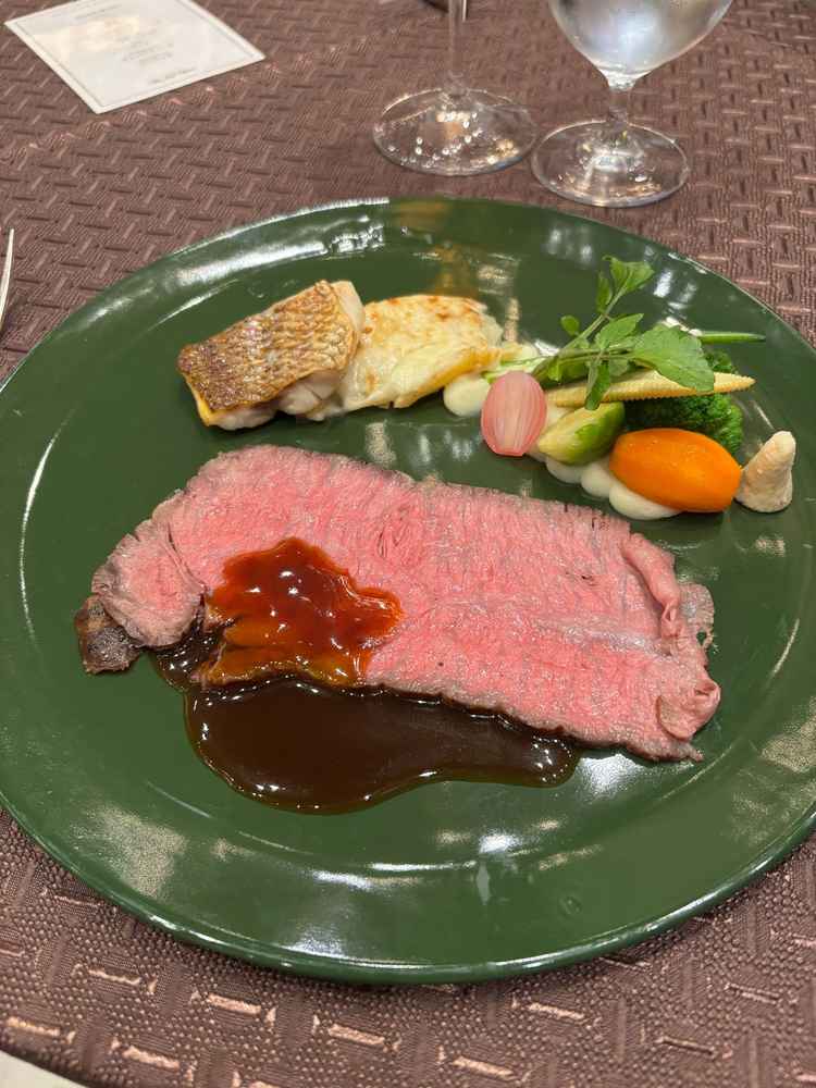 試食会。至高の4皿、というコースのメイン料理で、お肉とお魚がどちらも同じお皿に盛られています。