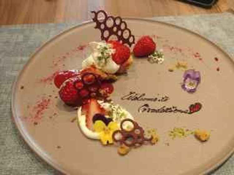 試食三品目。デザート。いちごが旬な時期とのことで、いちごをベースとしたもの。