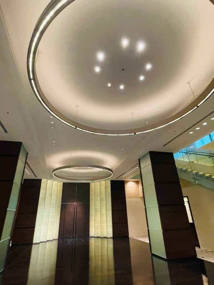 チャペル前の空間は指輪をイメージした大きな輪の照明があり、とても美しい。