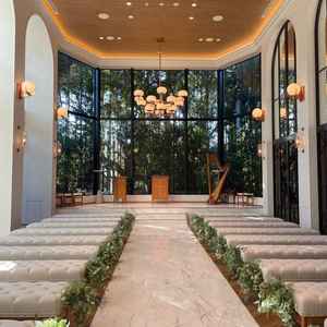 天井高があり温かみ溢れる挙式会場