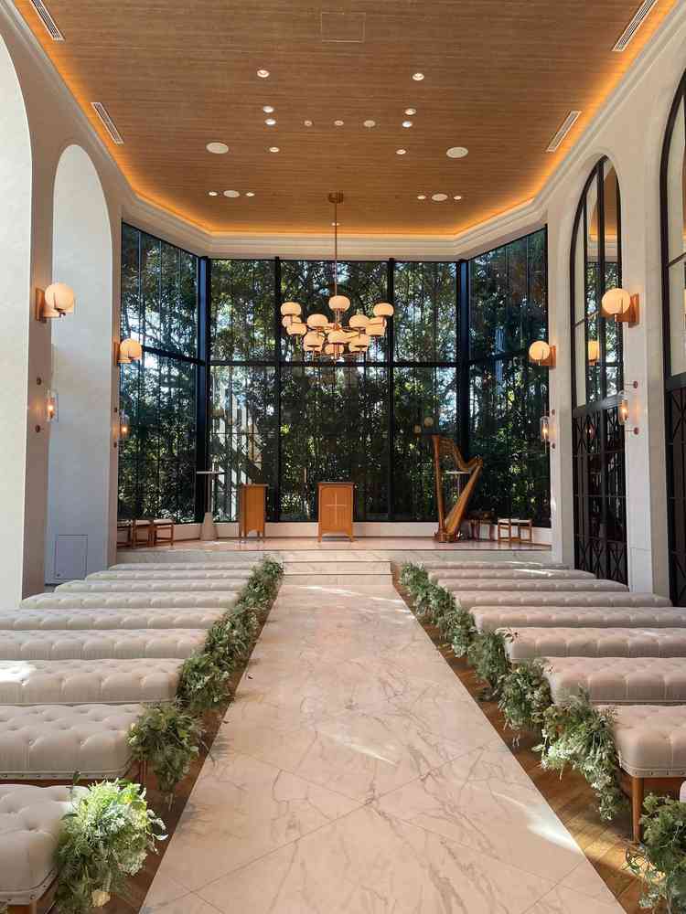 天井高があり温かみ溢れる挙式会場