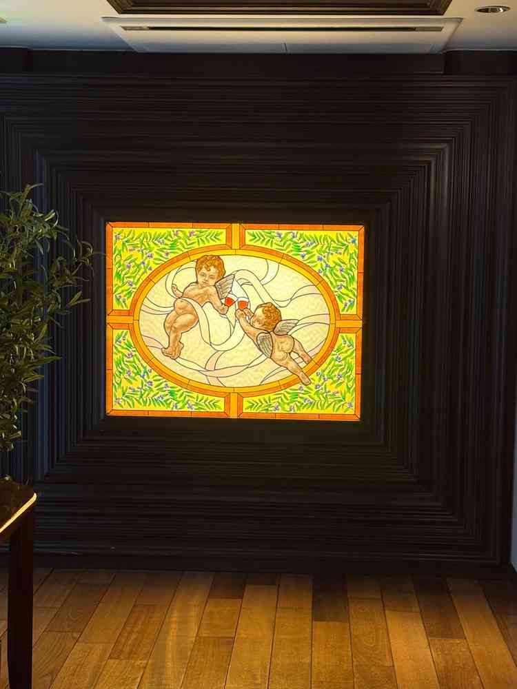 至る所にステンドグラスの装飾があり、大聖堂の外でも見つける度にここにもある！とワクワクした気持ちです