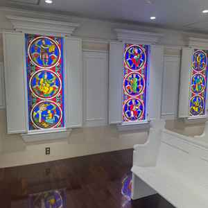 挙式会場内のステンドグラス、色彩がやわらかく広がって、とても幻想的でした。