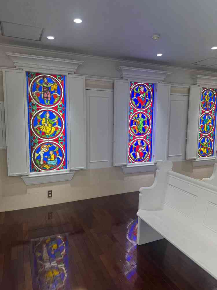 挙式会場内のステンドグラス、色彩がやわらかく広がって、とても幻想的でした。