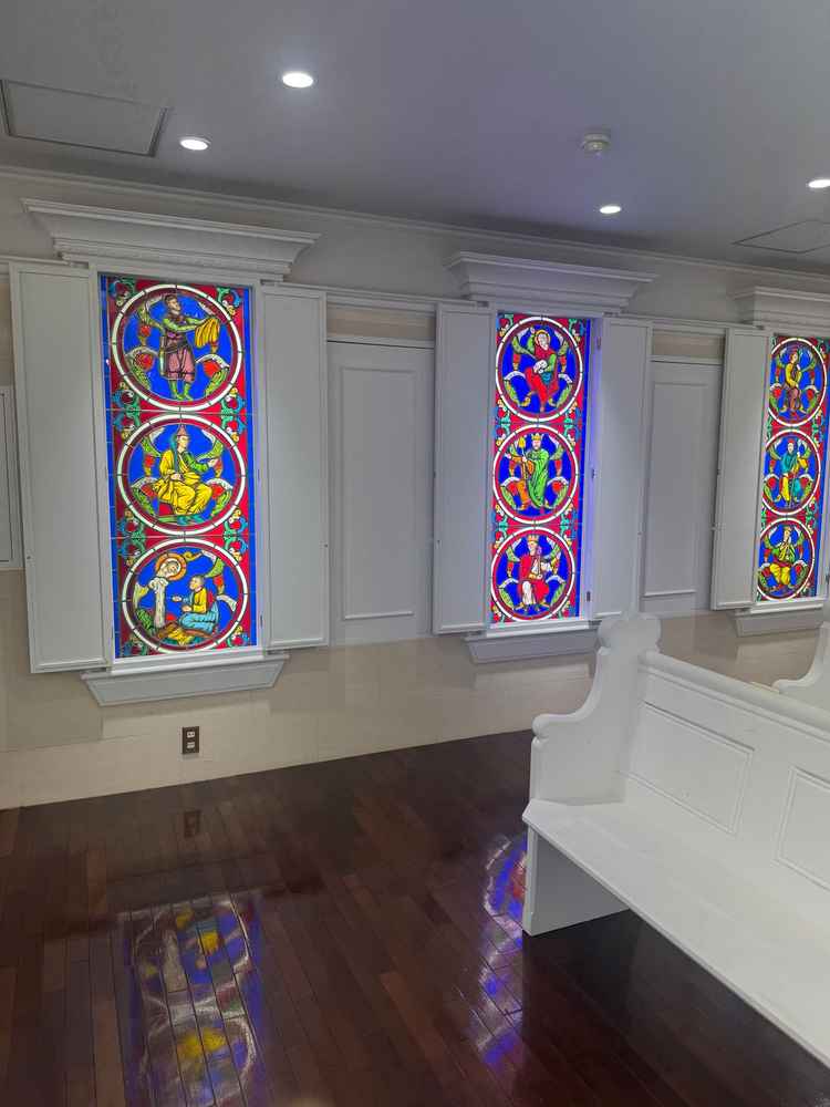 挙式会場内のステンドグラス、色彩がやわらかく広がって、とても幻想的でした。