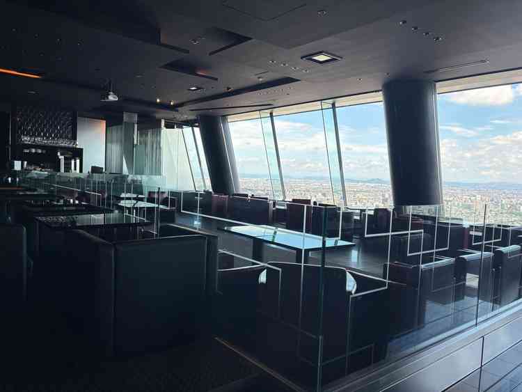 待合室。景色が良く、名古屋城も見ることができた。