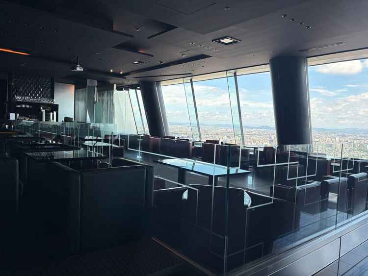 待合室。景色が良く、名古屋城も見ることができた。