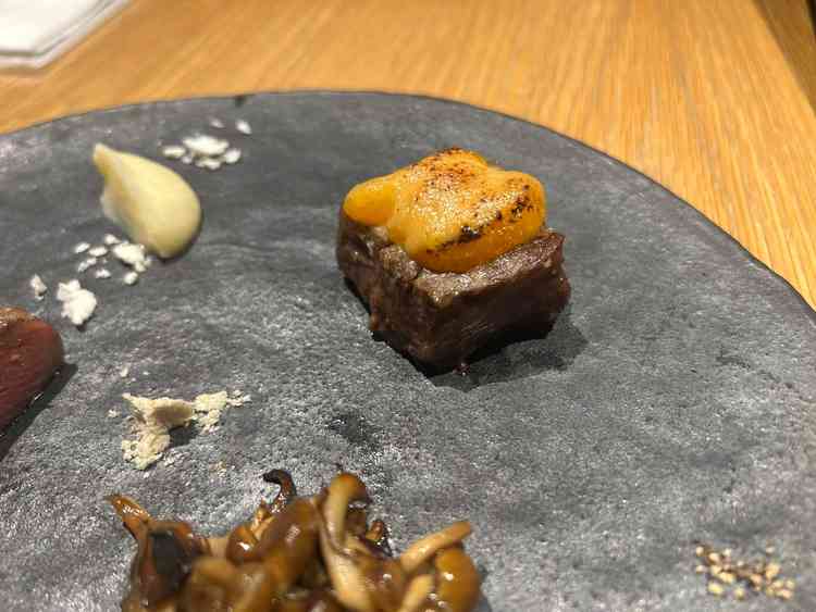 牛フィレ肉と味噌とオレンジのソース添え