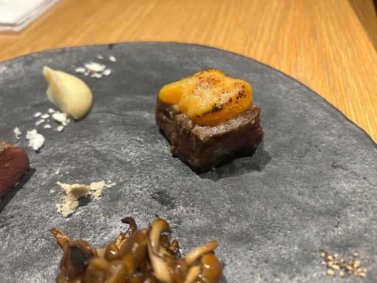 牛フィレ肉と味噌とオレンジのソース添え