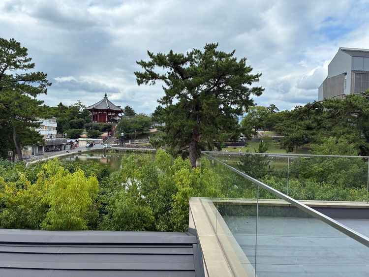 披露宴会場のテラスからの景色。奈良らしさを感じることの出来る風景で、ゲストに喜んでいただけそうです。