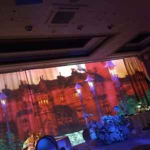 カーテンにムービーを映し出しているところ