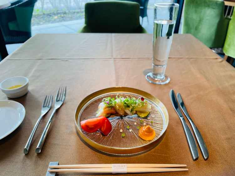 試食でいただいた前菜です。付け合わせのフレッシュトマトやラタトゥイユソース、サーモンのタルトです。