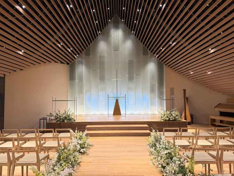 木の温かみを感じる挙式場で、新しくとても魅力的だった。