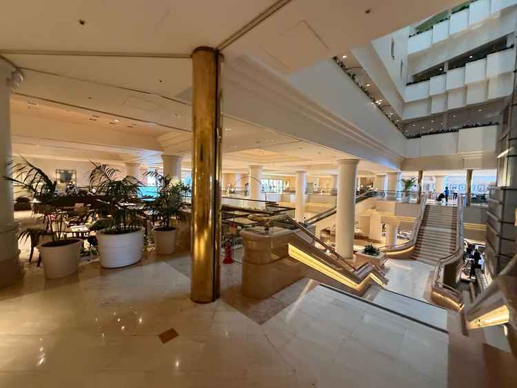 ロビー大階段の上、ここでも写真撮影可能