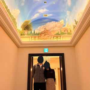 室内しかない式場ですが、チャペル前に空の絵があり開放的に感じるポイントでした。