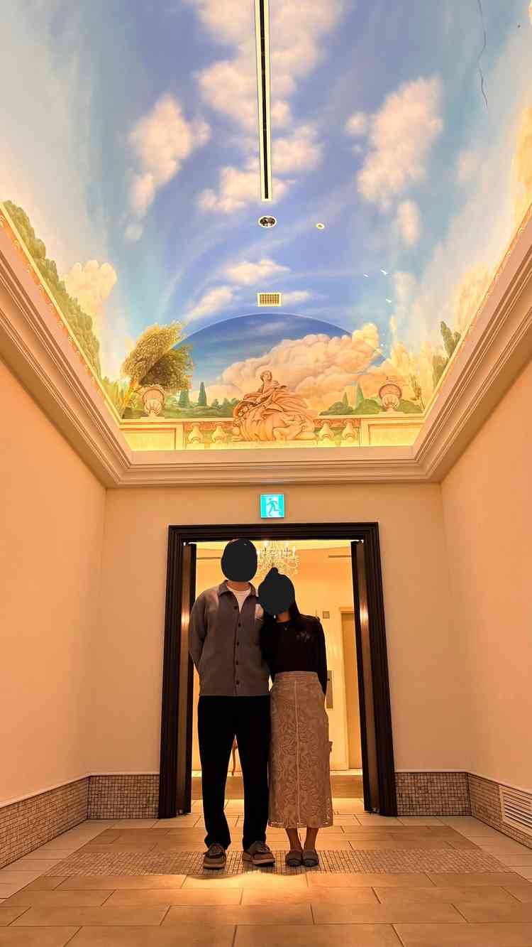 室内しかない式場ですが、チャペル前に空の絵があり開放的に感じるポイントでした。