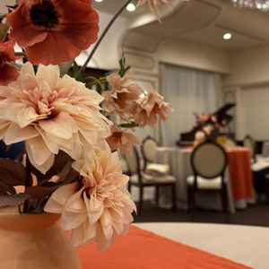 披露宴会場、プリマ・ビジュウ。デビュタントより天井が低く、狭く感じる。ほっとする、温かい空間。