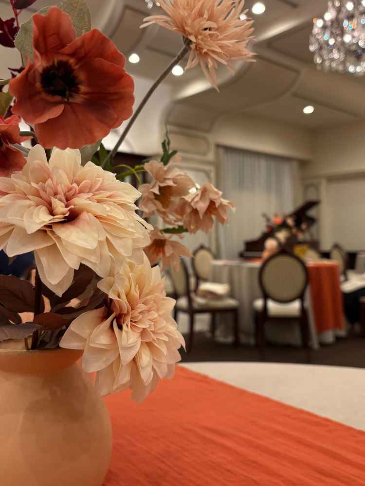 披露宴会場、プリマ・ビジュウ。デビュタントより天井が低く、狭く感じる。ほっとする、温かい空間。
